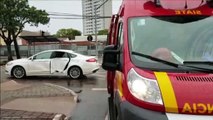 Fusion e ônibus do transporte público colidem na Avenida Brasil, no Centro