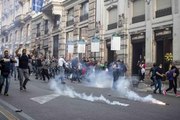 İtalya'da aşı karşıtlarının protestosuna polis müdahalesi