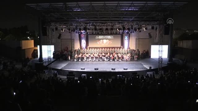 Rus Kızılordu Korosu ve Haluk Levent konser verdi