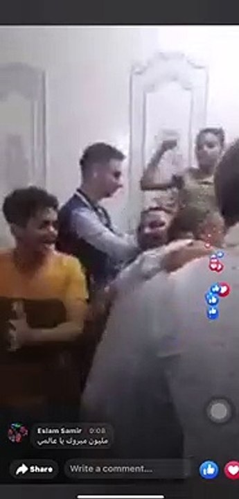 احتفال أسرة بيج رامى عقب التتويج بمستر أولمبيا.. فيديو