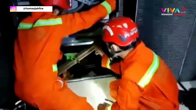 Detik-Detik Evakuasi Keluarga Terjebak di Lift Mogok