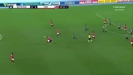 Le geste fou d'un défenseur brésilien