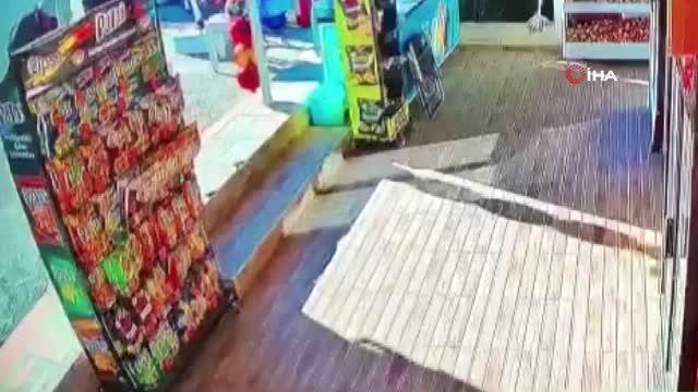 Son dakika haberi! Market kirlenmesin diye çamurlu ayakkabılarını çıkarıp çoraplarıyla içeri girdi...O anlar kamerada