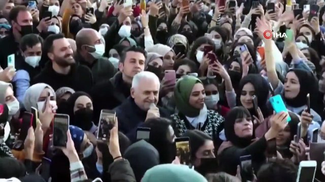 Binali Yıldırım, festivalde öğrencilerle Aşık Veysel’in türküsünü söyledi