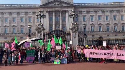 Μ. Βρετανία: Ζητούν από τη βασιλική οικογένεια να παραδώσει τα κτήματά της