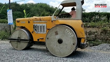 Pengaspalan jalan di desa cidadap