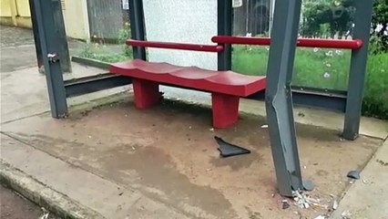 Veículo atinge ponto de ônibus no Jardim Alvorada