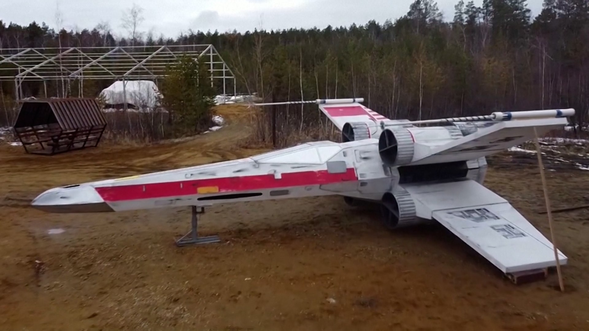 Sibérie : des passionnés ont construit une réplique ultra-réaliste du  célèbre vaisseau X-wing de Star Wars - Vidéo Dailymotion