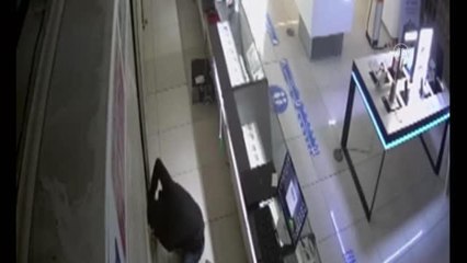 3,1 milyon liralık cep telefonu çaldığı iddia edilen zanlılar yakalandı