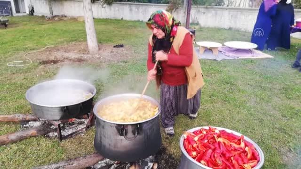 Köylü kadınların ürettiği doğal ürünler sofraları süslüyor