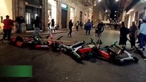 No green pass: barricate di monopattini in via del Corso e minacce ai giornalisti