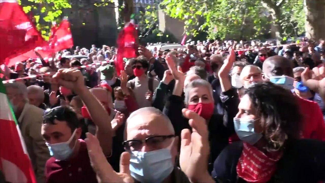 Attacco alla Cgil, "Non ci fermeranno": dopo le parole di Landini la folla intona 'Bella ciao'