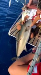 Boyu kadar balığı oltayla avlayan gencin sevinci kamerada