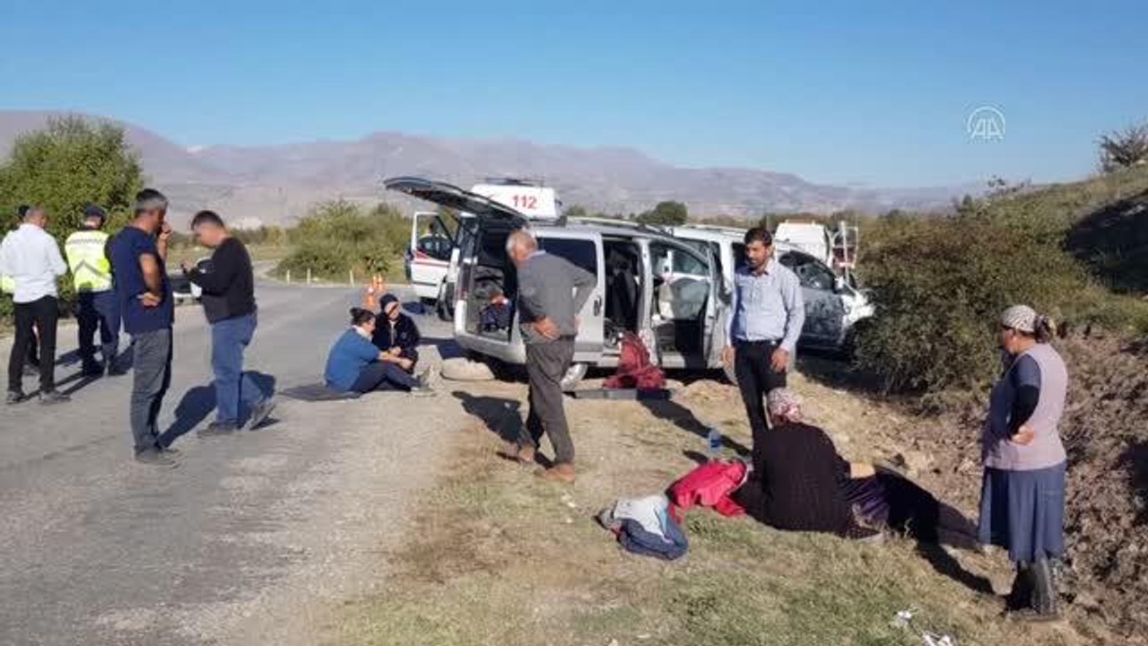 Çarpışan iki hafif ticari araçtaki 8 kişi yaralandı