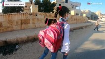 شاهد: عودة الطلاب إلى الفصول الدراسية في إدلب بعد تأخير العام الدراسي بسبب كوفيد