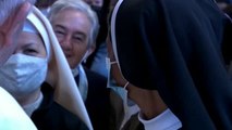 El papa saluda a la monja colombiana liberada en Mali
