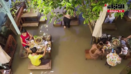 مطعم تغمره مياه الفيضانات يجذب الزبائن في بانكوك