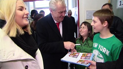 Internamento de Miloš Zeman deixa Chéquia mergulhada na incerteza