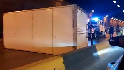 تدهور مركبة يغلق نفق عبدون