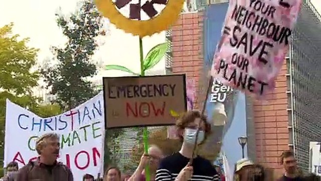 Bruxelles, marcia per il clima alla vigilia del summit di Glasgow