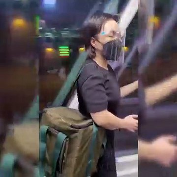 Xúc động với hành động nhỏ của Việt Hương dành cho Phi Nhung trên chuyến bay cuối