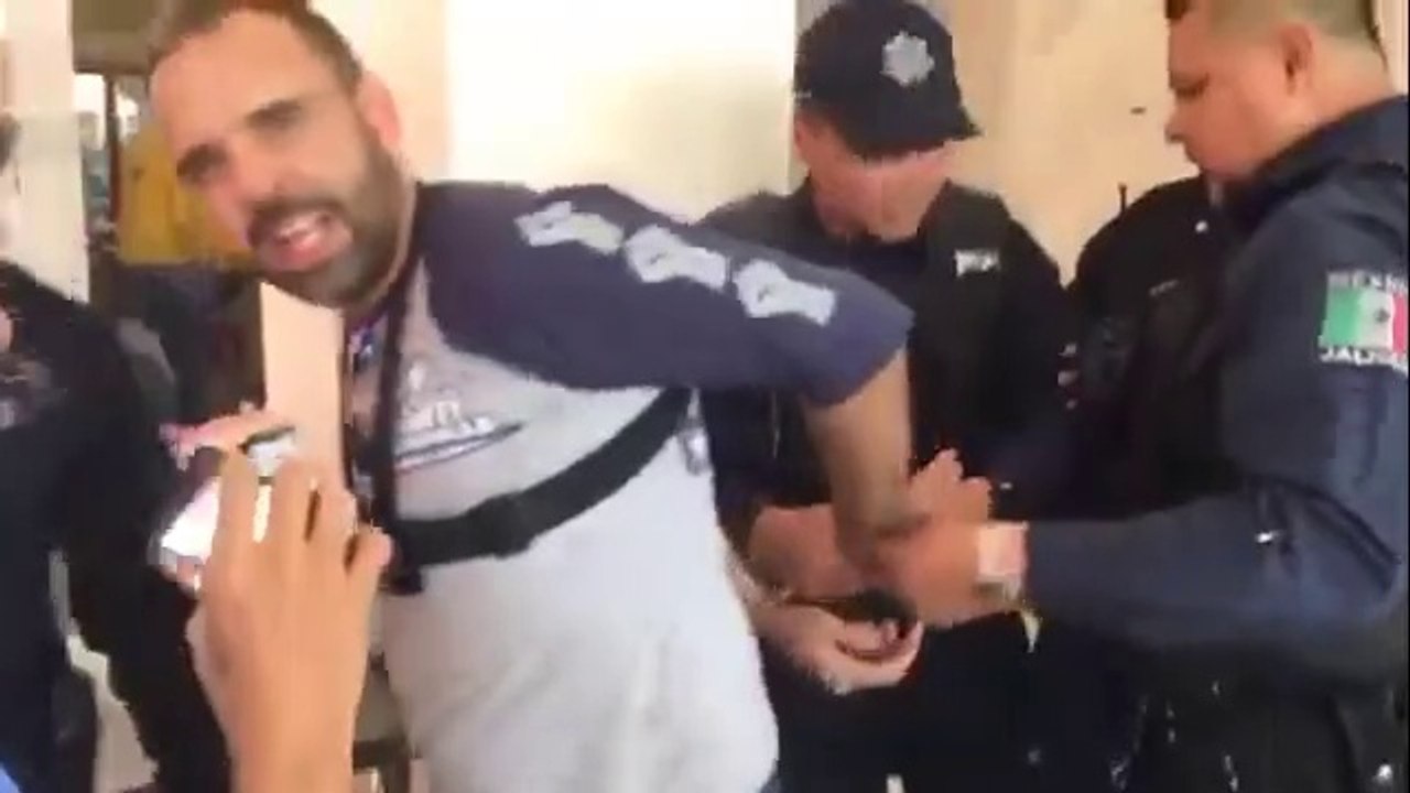 Arne aus den Ruthen es arrestado por orden de influyente de Guadalajara COMPLETO
