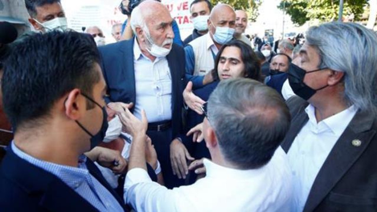 Ahmet Davutoğlu'na "İhanet ettin" diye tepki gösteren vatandaş, o anları anlattı: Koruması parmağımı büktü