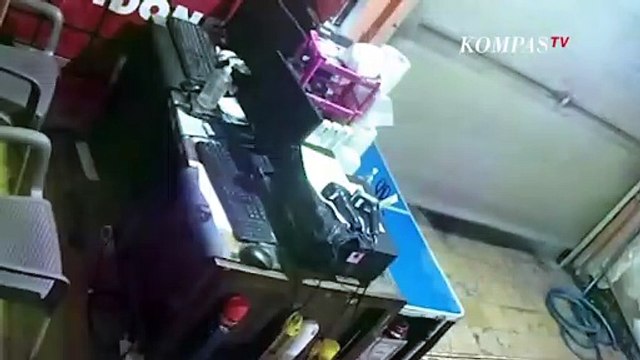 Aksi Pencurian Kantor Ekspedisi Terekam CCTV!