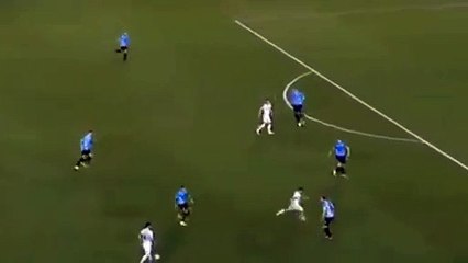 ميسي يسجل هدفاً غريباً ويقود الأرجنتين للفوز على الأوروغواي