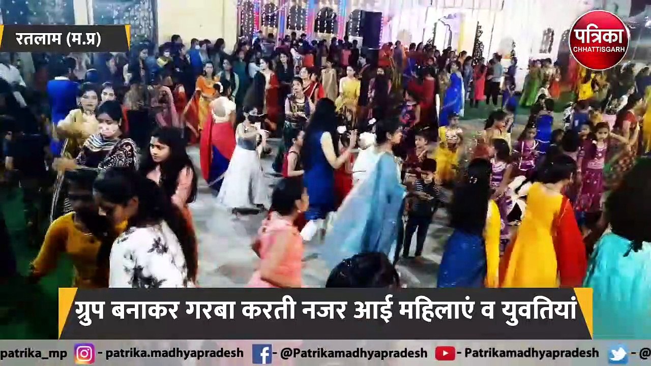 माता की आराधना में लीन हुए श्रद्धालु