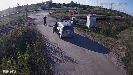 Une femme fait semblant de faire la vaisselle pour échapper à la police !