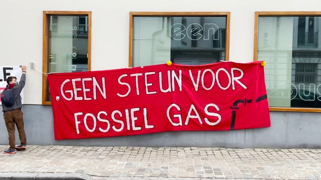 Des activistes au siège d’Ecolo-Groen pour dénoncer les futures centrales au gaz