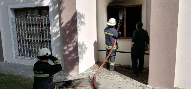 Son dakika haber | İtfaiye ekipleri yangın çıkan evde kedi aradı