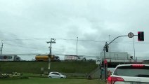 Carga cai de carreta na BR-101 e provoca longo congestionamento