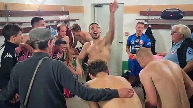 La joie du vestiaire FCCM après la victoire au FC Brière