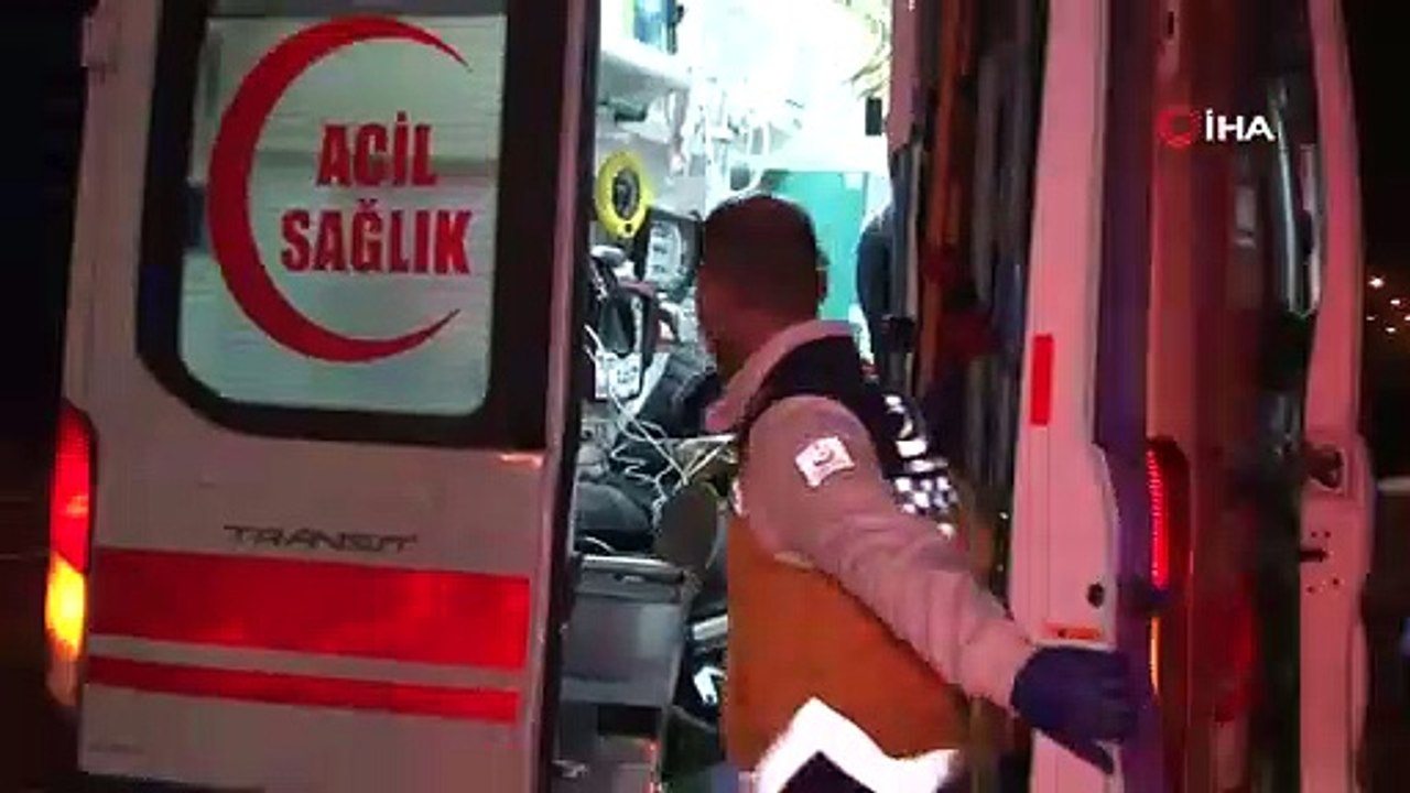 - TEM’de karpuz yüklü kamyonet ile ticari taksi çarpıştı, otoyola karpuz saçıldı: 4 yaralı