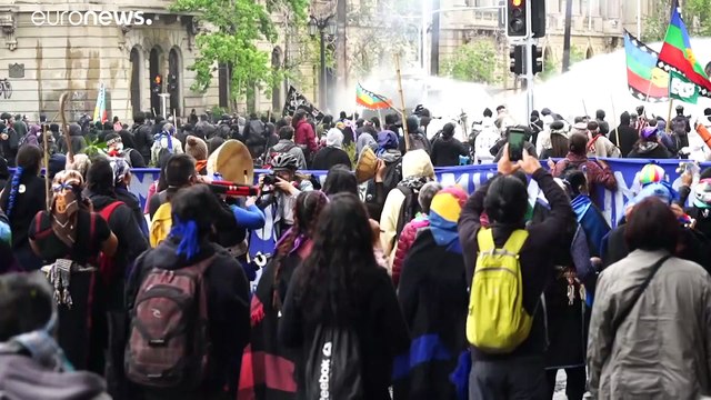 شاهد: مقتل امرأة وإصابة 17 شخصا خلال مواجهات بين الشرطة وهنود المابوتشي في تشيلي