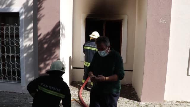 İtfaiye erleri yangın çıkan evde uzun süre kayıp kedi aradı