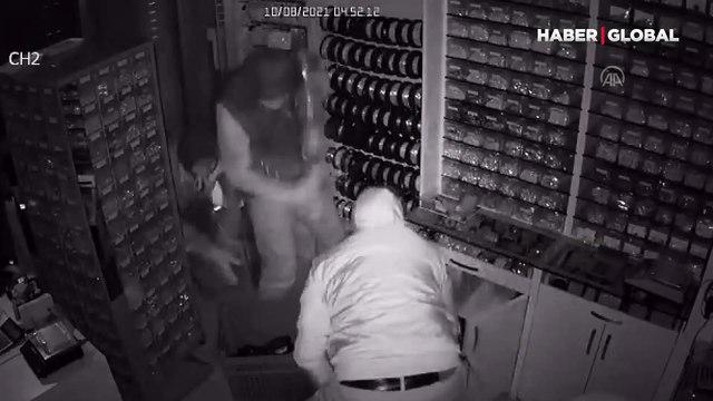 Fatih'te 100 bin dolarlık gümüş çalındı, iş yeri sahibi hırsızlığı evinden bağlandığı kameradan canlı canlı izledi