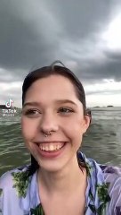 Joven causa revuelo en TikTok con “terrorífico” video en medio del mar