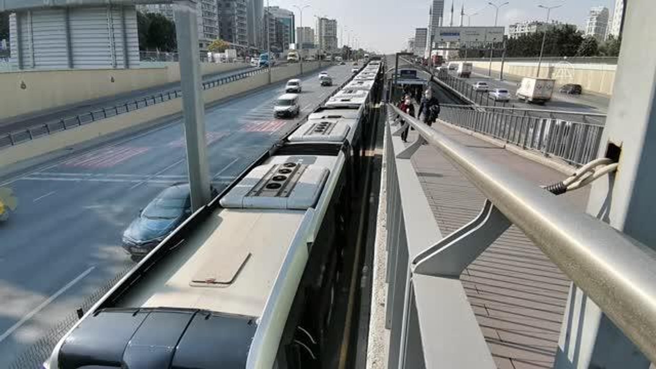 Metrobüs arızası nedeniyle Beylikdüzü hattında araç kuyruğu oluştu