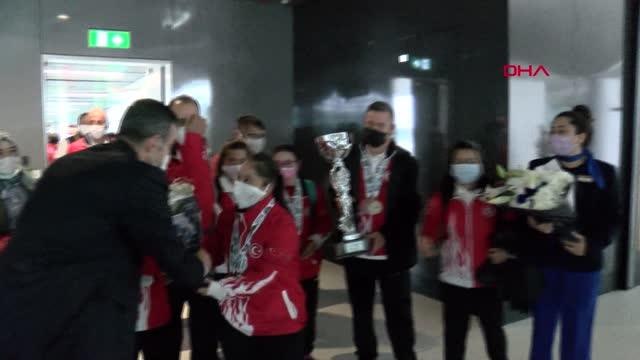 SPOR Down sendromlu şampiyon sporcular çiçeklerle karşılandı