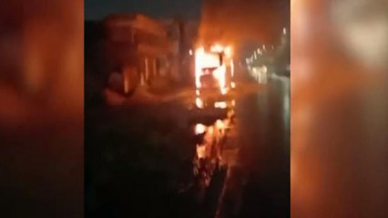 Descargar video: Uttar Pradesh: Parked bus catches fire in Lucknow