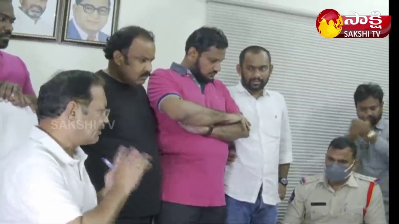 మీ బతుకేంటి మీరేంటి.. నాకే నోటీసులిస్తారా