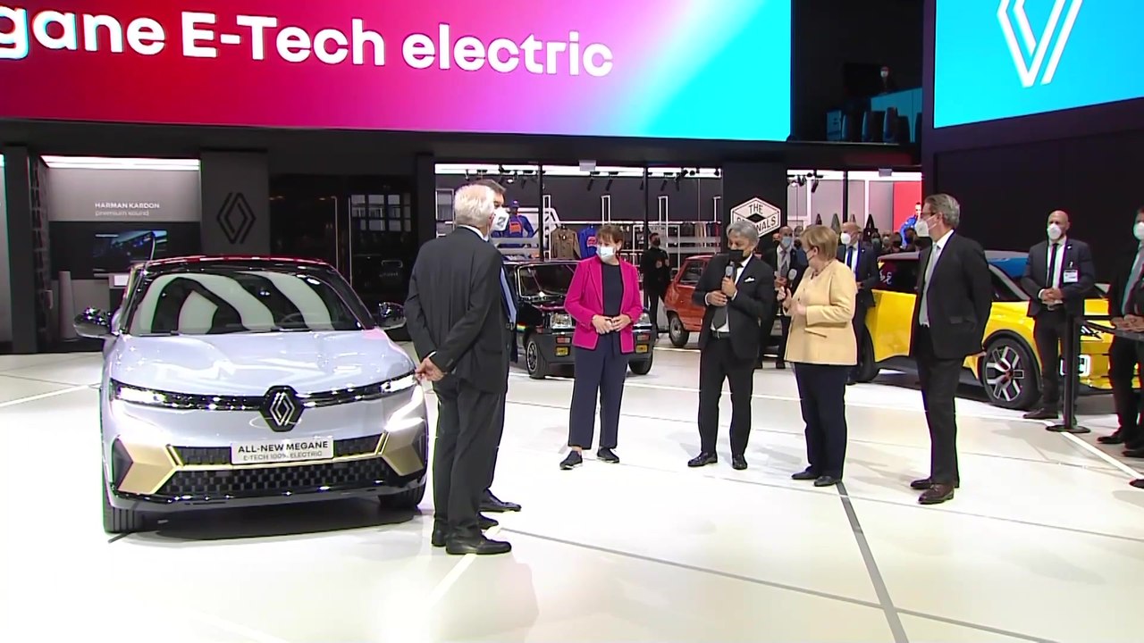 Besuch von Bundeskanzlerin Angela Merkel auf dem Renault-Stand in München (IAA) mit Luca de Meo, CEO der Renault-Gruppe