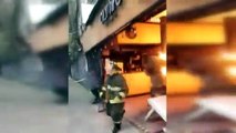 Faciayı engellemek için yanan tüp gazı sırtına alarak binadan çıkardı