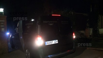 El coche fúnebre sale de casa de Concha Márquez Piquer tras dejar el cuerpo en el domicilio