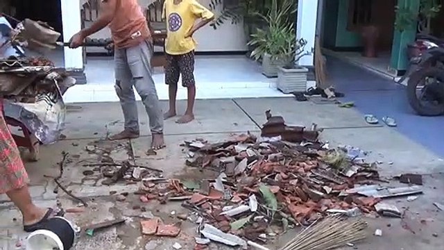 Puting Beliung Terjang Bangkalan Puluhan Rumah Rusak