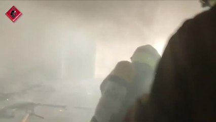 Complicada extinción de un incendio en un taller de Elche