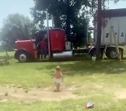 Quand Papa rentre à la maison, le bébé est tout content